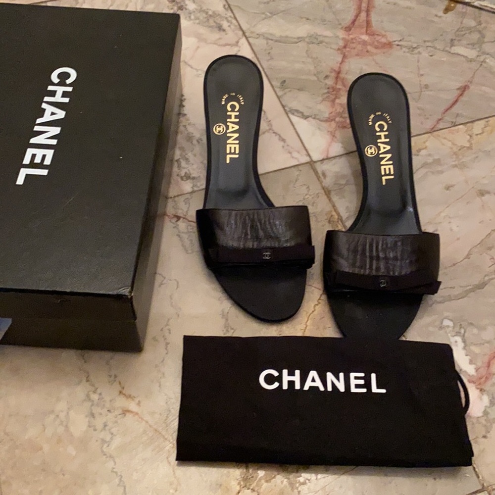 Authentic Chanel kitten toe sandals sz 8.5